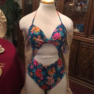NWT. ONE PIECE SWIMSUIT